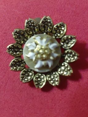 Scarf Clip By La Jolie Gold Tone Flower Vintage 1.25 inches